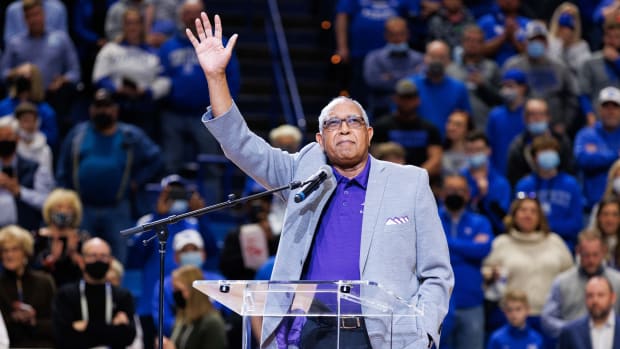 Tubby Smith waves his hand to the crowd.